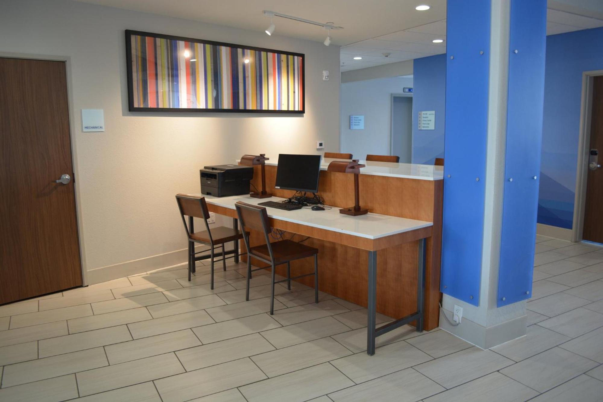 Holiday Inn Express & Suites Liberal 外观 照片