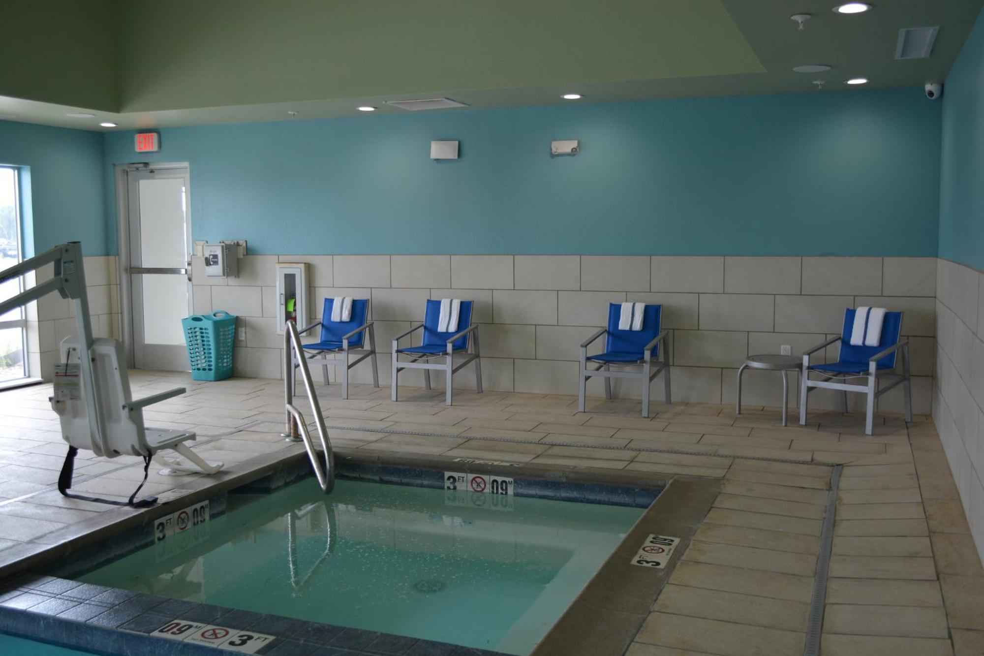 Holiday Inn Express & Suites Liberal 外观 照片