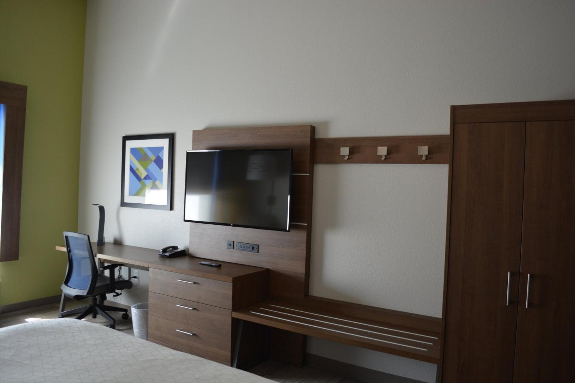 Holiday Inn Express & Suites Liberal 外观 照片