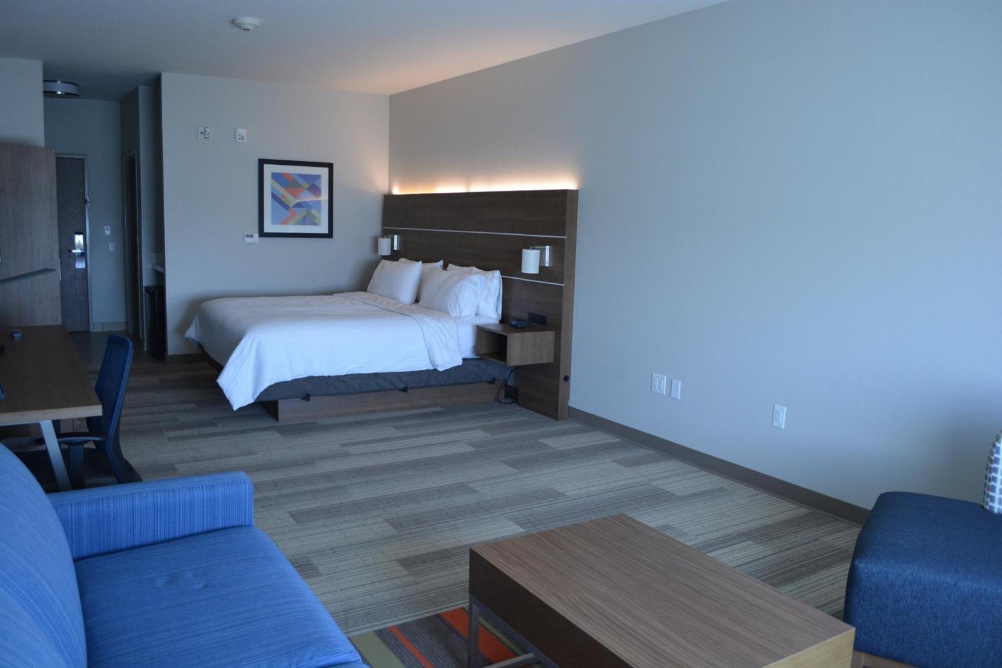 Holiday Inn Express & Suites Liberal 外观 照片