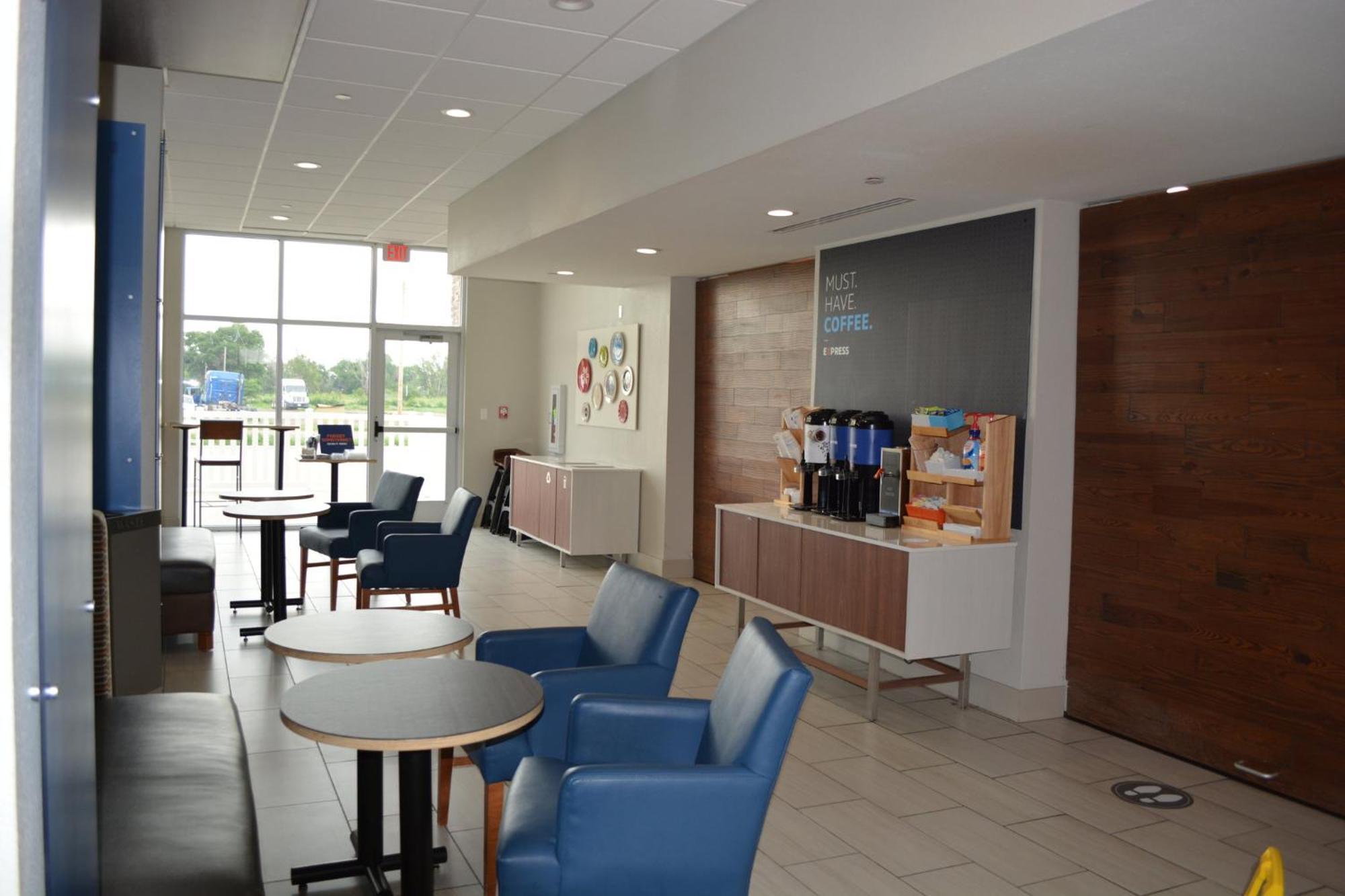 Holiday Inn Express & Suites Liberal 外观 照片