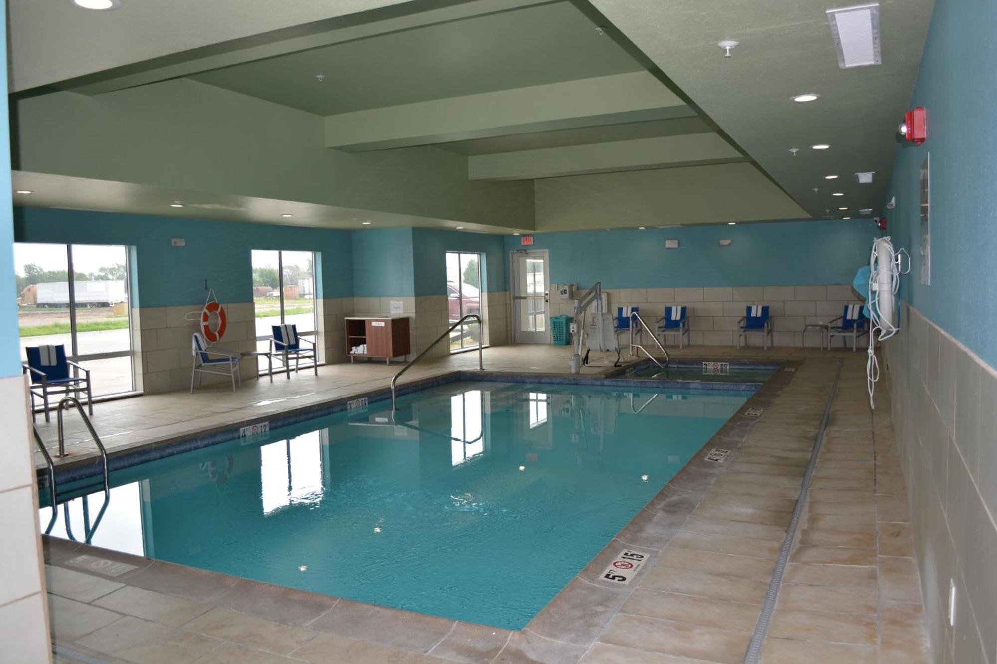 Holiday Inn Express & Suites Liberal 外观 照片
