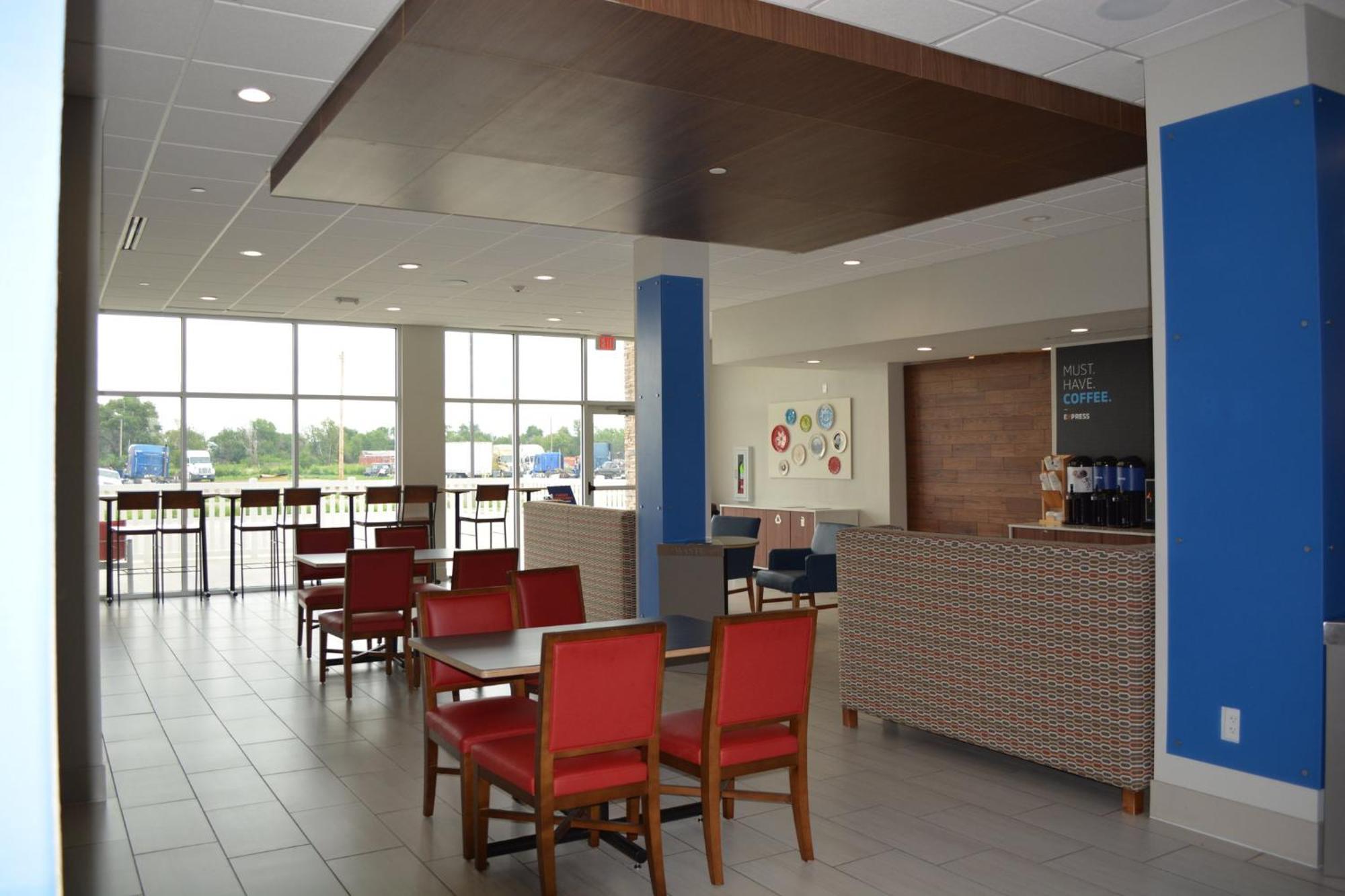 Holiday Inn Express & Suites Liberal 外观 照片
