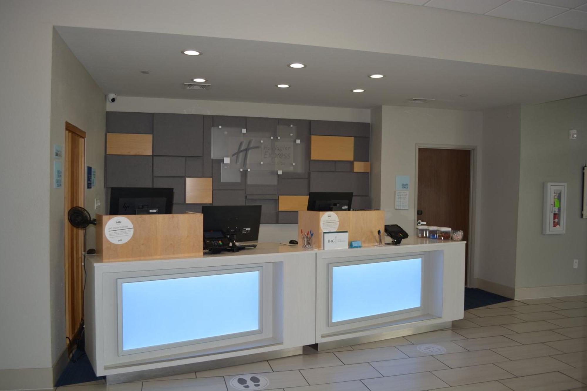 Holiday Inn Express & Suites Liberal 外观 照片