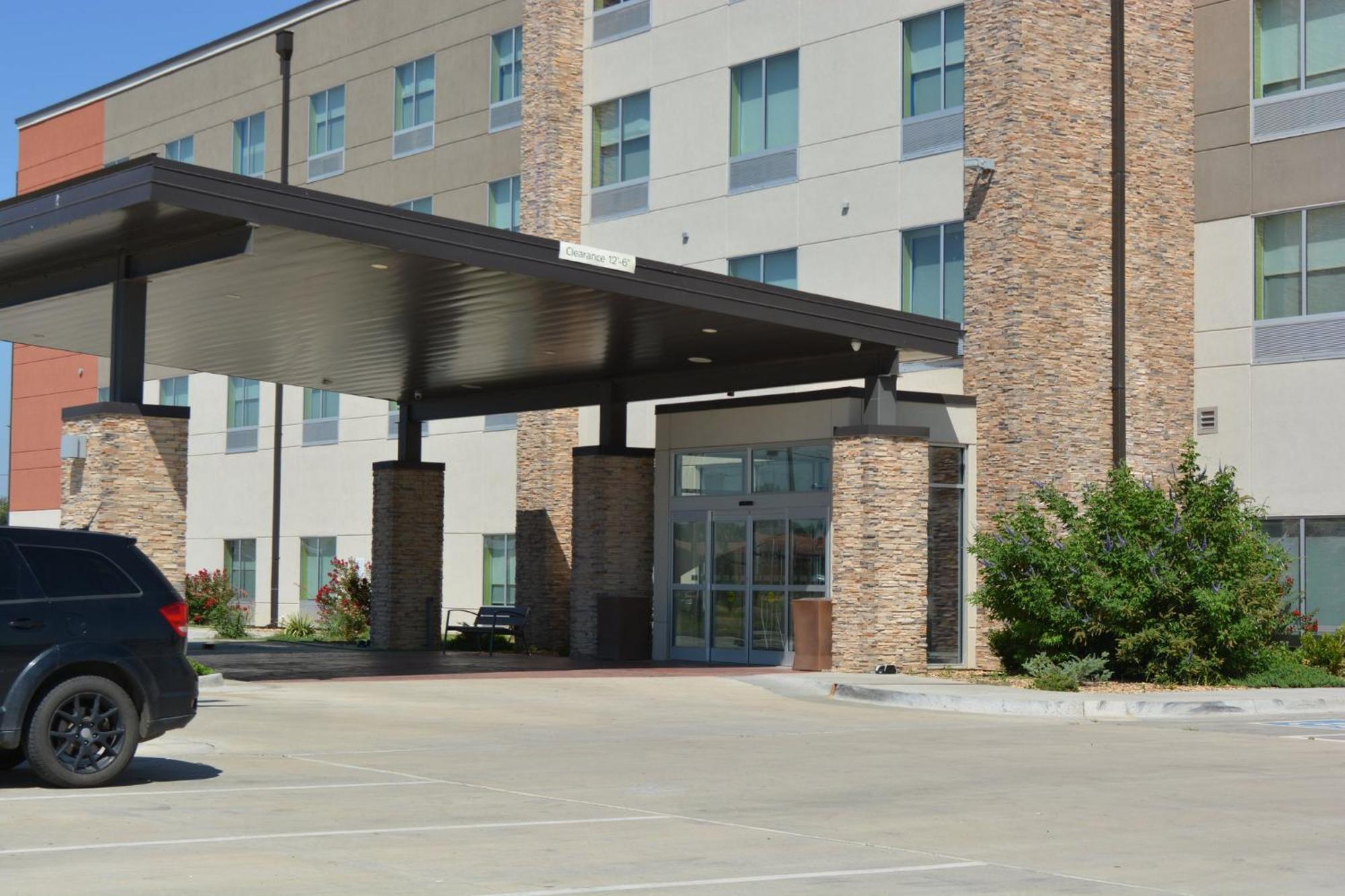Holiday Inn Express & Suites Liberal 外观 照片