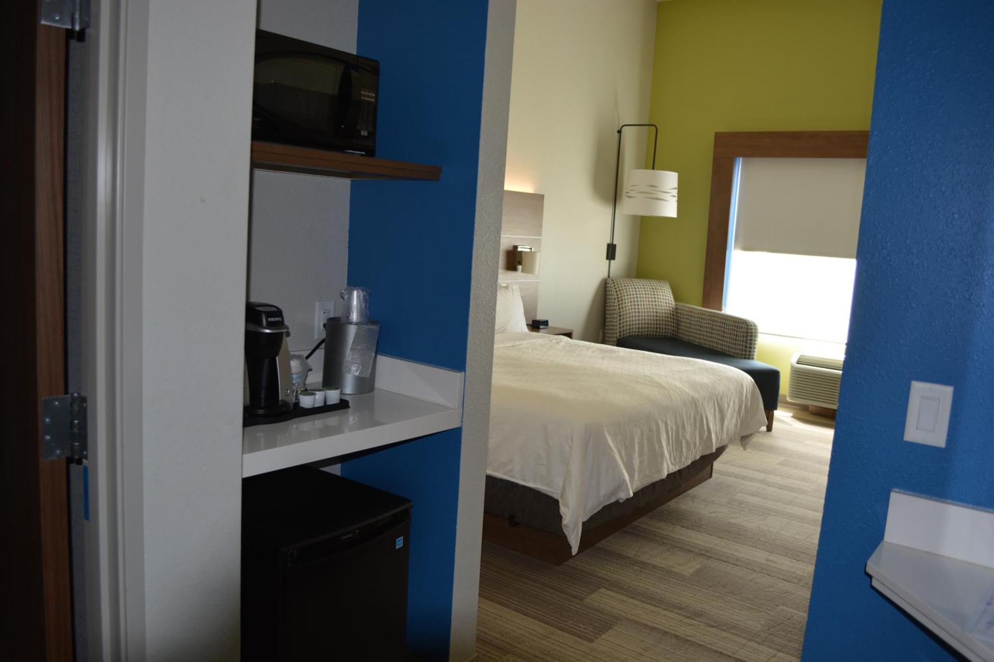 Holiday Inn Express & Suites Liberal 外观 照片