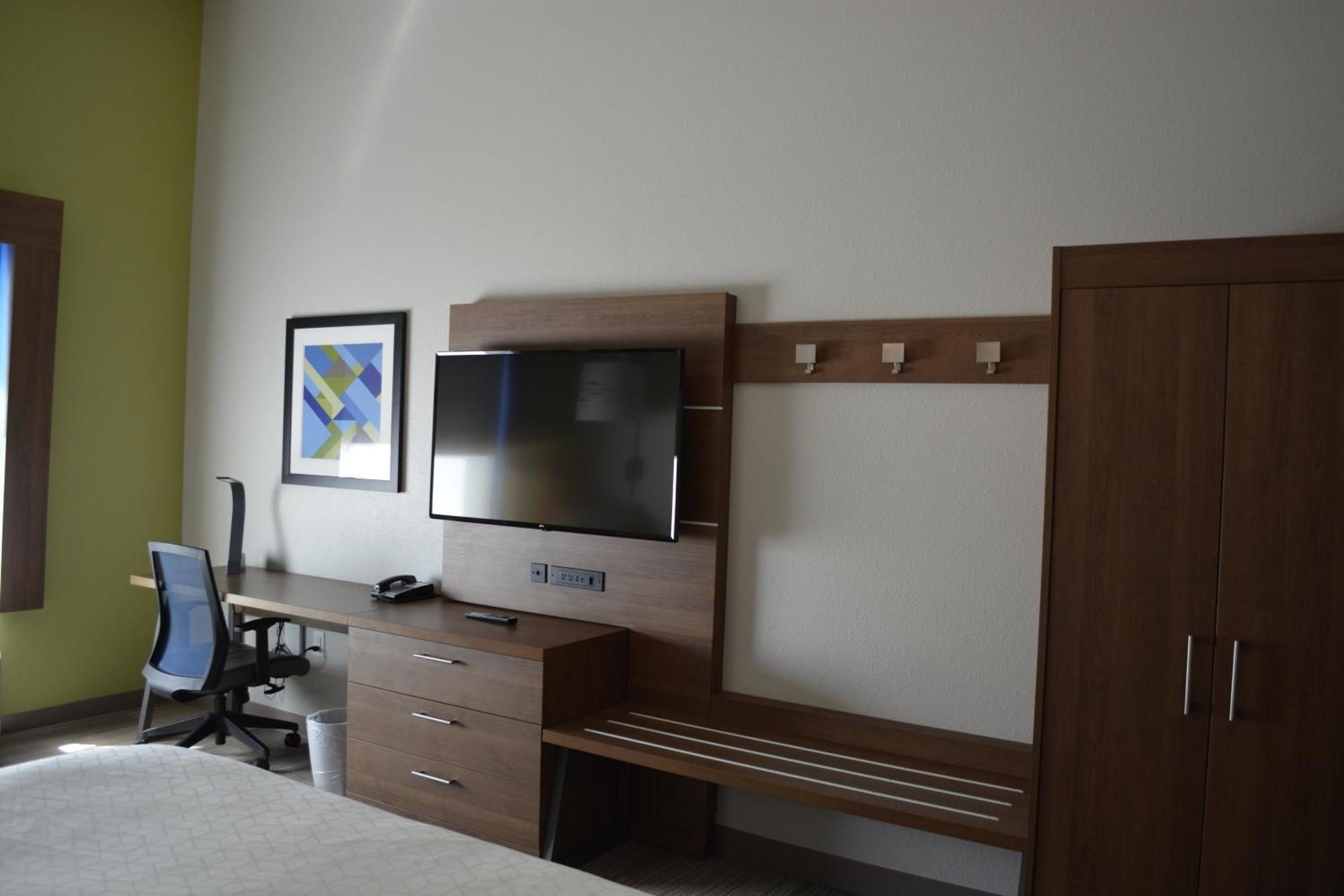 Holiday Inn Express & Suites Liberal 外观 照片
