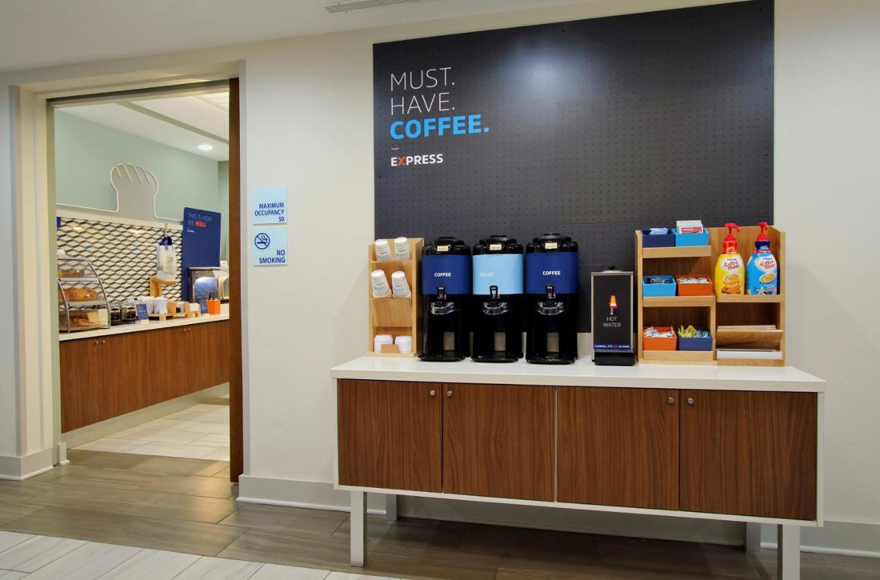 Holiday Inn Express & Suites Liberal 外观 照片